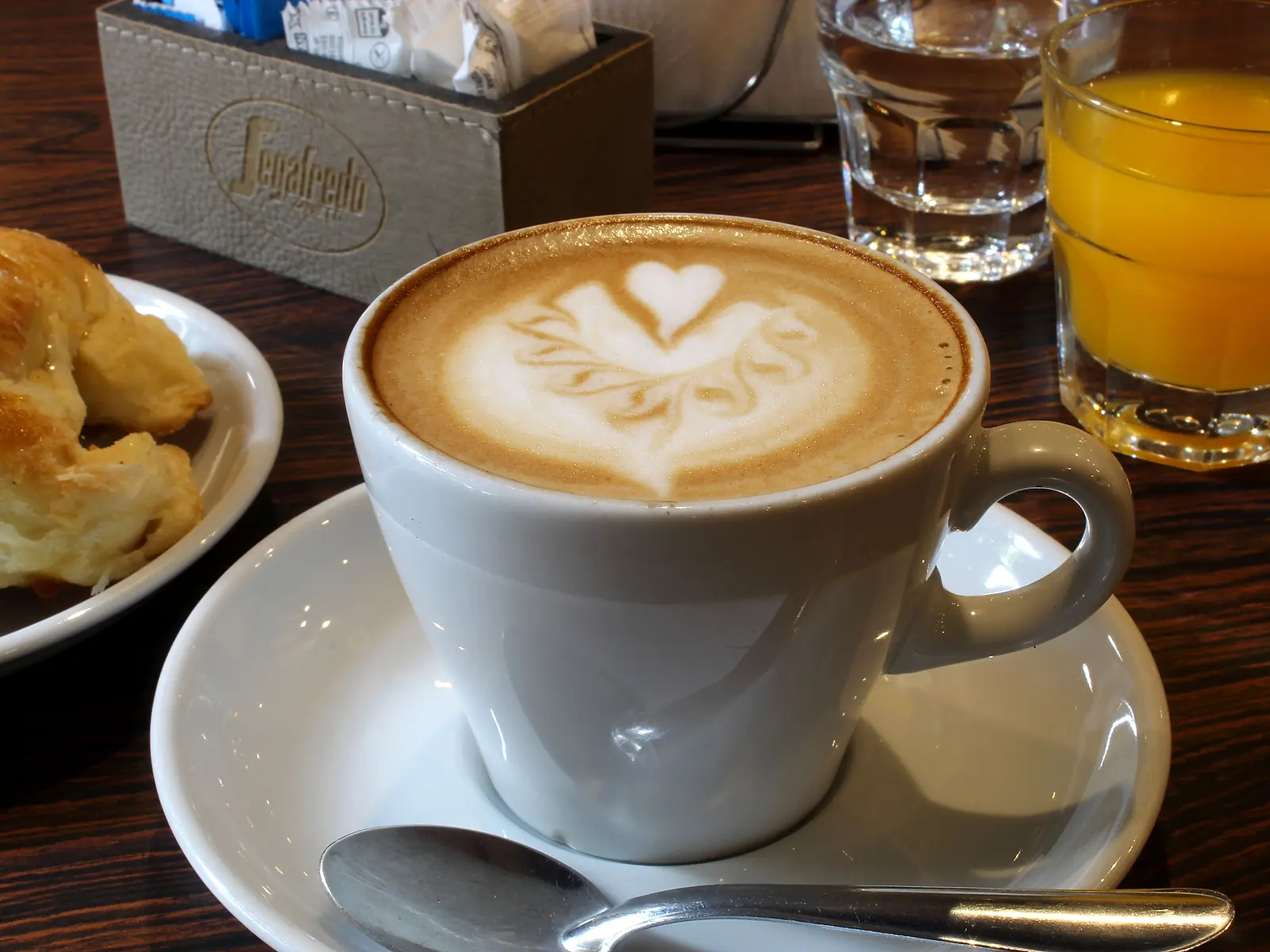 Café com medialunas e suco de laranja na Don Boedo